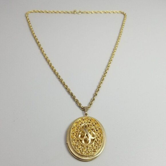 Vintage Sarah Coventry Large Oval Photo Locket Necklace, Gold Tone Scroll Design - Picture 4 of 9